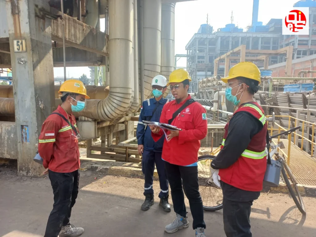 Tim berdiskusi mengenai pekerjaan pemeriksaan di area industri