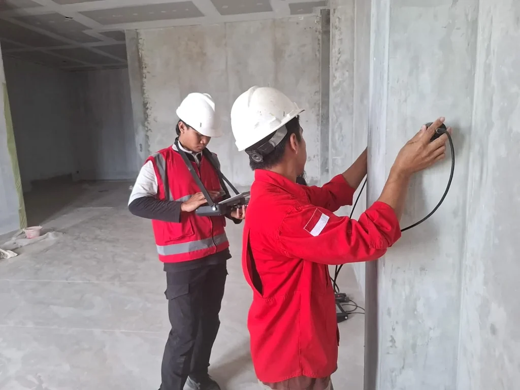 Pemeriksaan permukaan kolom beton di lapangan