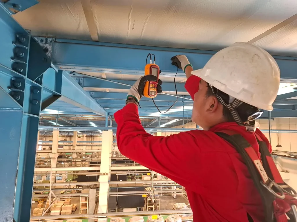 Pengukuran pada elemen struktur baja dengan alat genggam
