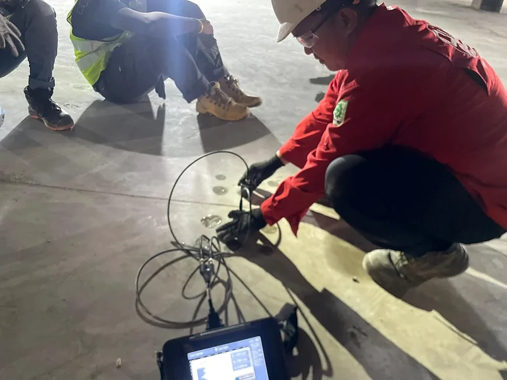 Pengujian kondisi elemen beton dengan alat ukur