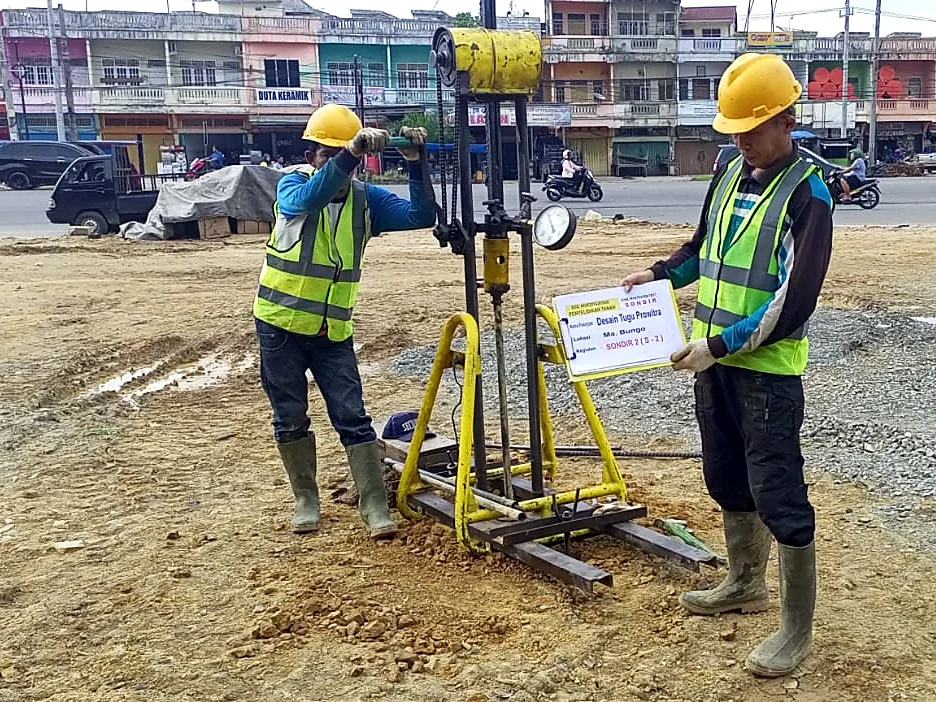 Tim melakukan uji sondir di lokasi proyek